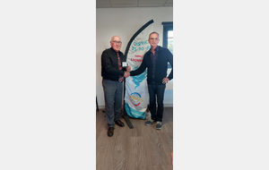 Jean Yves CROIZIER reçoit la médaille de bronze de la FFSB par Gilles DIRAND.