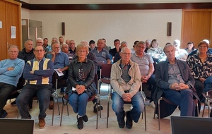 L'ASSEMBLEE NOMBREUSE DANS LA GRANDE SALLE